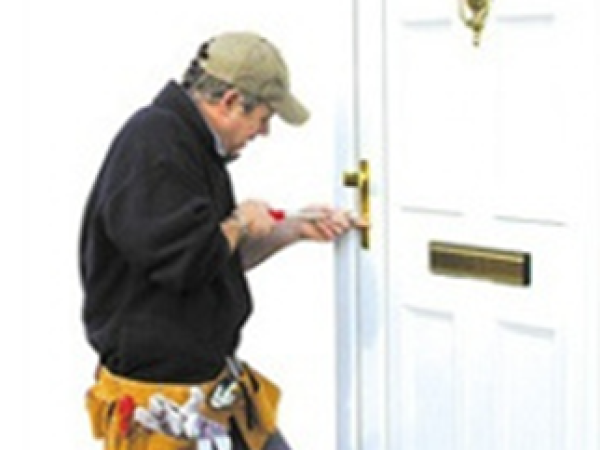 Neil at Doorcall doing replacement doorlocks